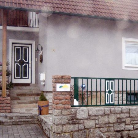 Haustür und Zaun