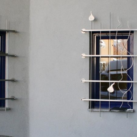 Gitter im Stil des Hauses