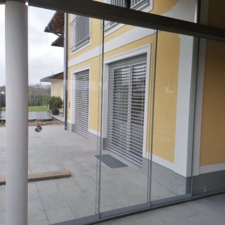 Glasschiebewände als Windschutz im Bedarfsfall
