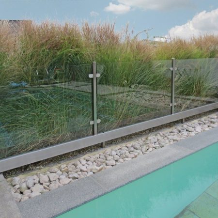 Dezenter Poolzaun bzw. -einzäunung