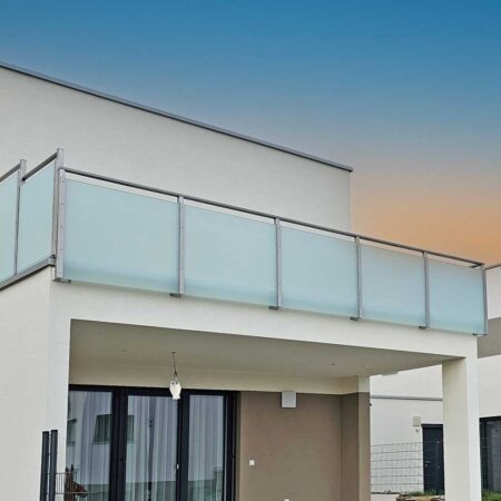 Glasgeländer mit Sichtschutzwand