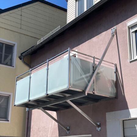 Abgehängter Balkonzubau